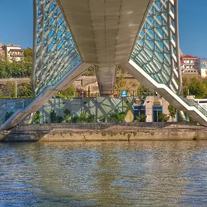 2* אכסניה The Bridge